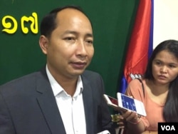 FILE: Ath Thorn, president of Cambodian Labor Confederation (CLC) talked to reporters after minimum wage for 2018 was increased by $170 per month for workers in garment industry, in Phnom Penh, on October 5, 2017. (VOA Khmer)