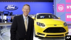 Presiden dan CEO Ford, Alan Mulally, berdiri dekat sebuah mobil Ford Focus dalam pameran otomotif di Detroit Januari 2013. (AP/Carlos Osorio)