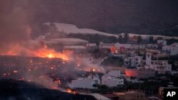 Lahar mengalir dari gunung berapi menghancurkan rumah-rumah di kawasan La Laguna di La Palma di Kepulauan Canary, Spanyol, 21 Oktober 2021. 