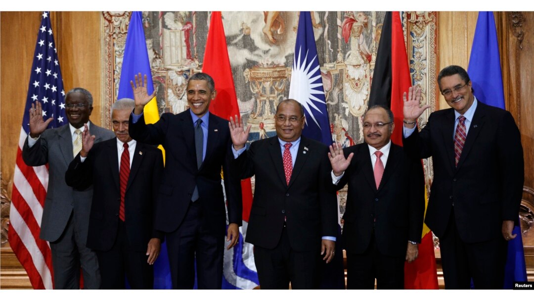 Presiden AS Barack Obama berpose untuk foto keluarga bersama para pemimpin negara-negara pulau yang terancam akibat naiknya permukaan laut pada Konferensi Perubahan Iklim Dunia 2015 (COP21) di Paris, 1 Desember 2015.