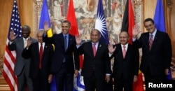 Presiden AS Barack Obama berpose untuk foto keluarga bersama para pemimpin negara-negara pulau yang terancam akibat naiknya permukaan laut pada Konferensi Perubahan Iklim Dunia 2015 (COP21) di Paris, 1 Desember 2015.