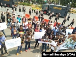 Mahasiswa dan pemuda Papua menggelar aksi demo di Jakarta, menuntut pengusutan kasus Deiyai. (VOA/Nurhadi Sucahyo)