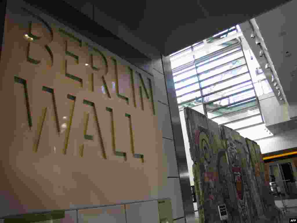 «Берлинская стена» в Newseum в Вашингтоне