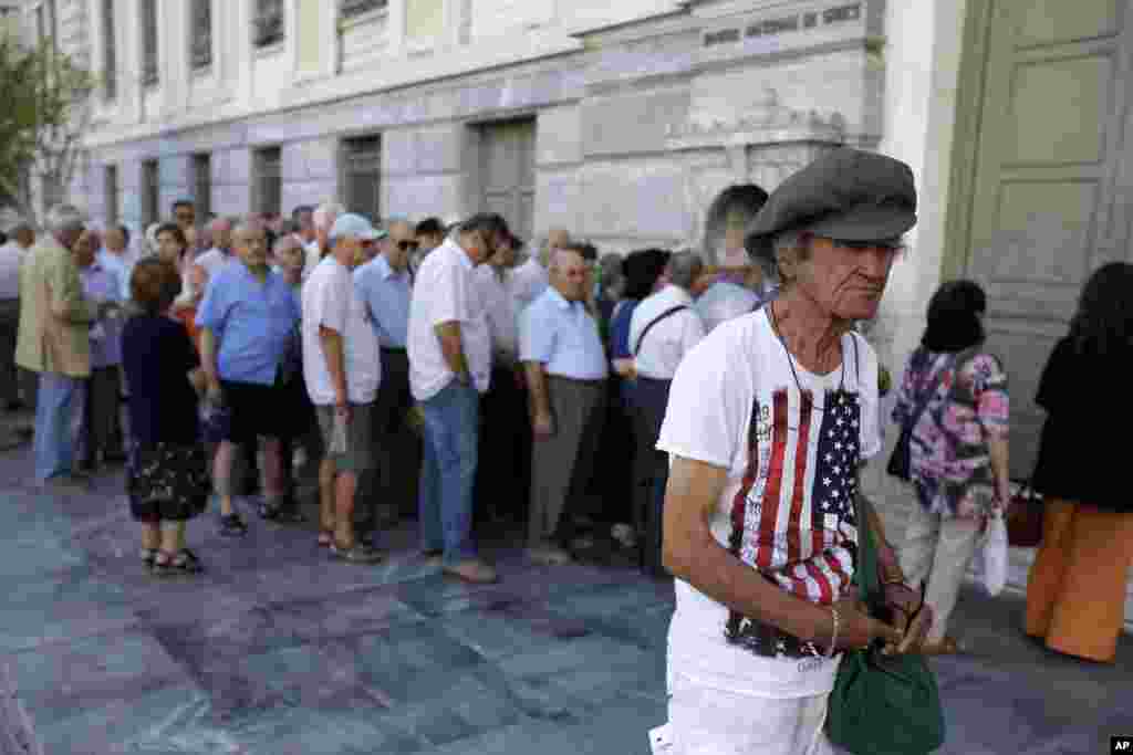 Штедачите ќе можат да подигнат по 455 долари неделно, наместо досегашните 65 долари дневно преку банкомат: сцена пред експозитура на Националната банка на Грција во Атина