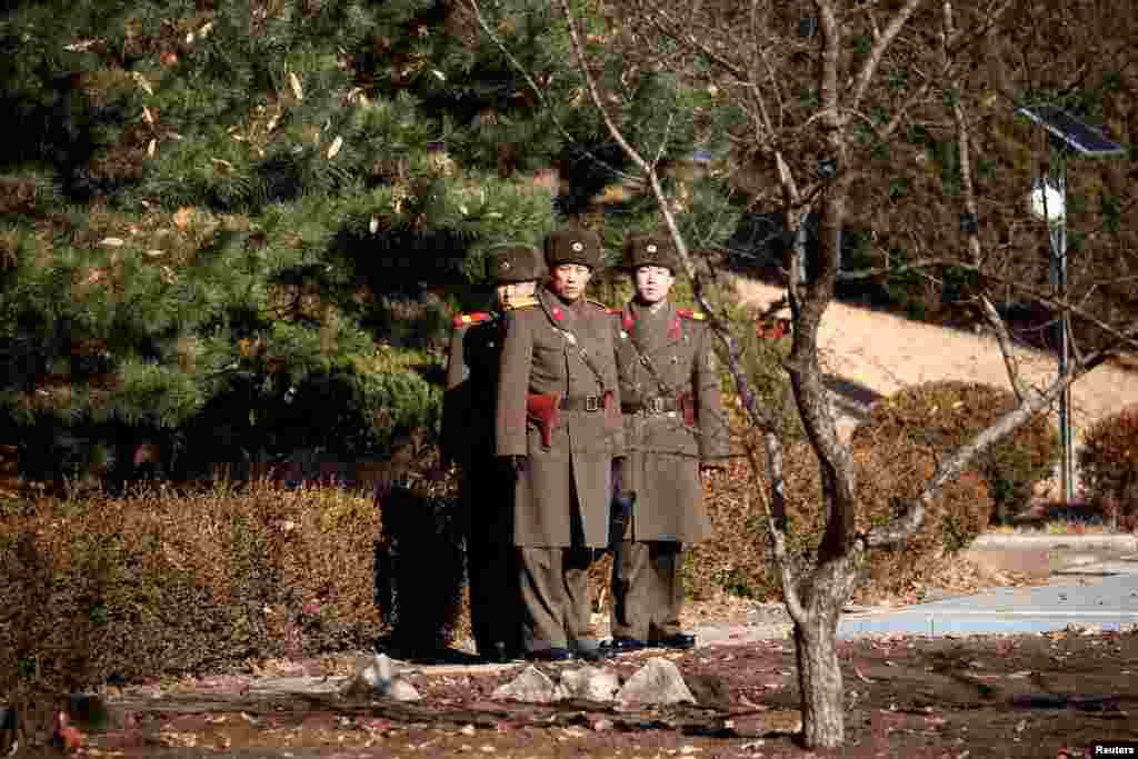 판문점 공동경비구역에서 북한 군인들이 남한 쪽을 쳐다보고 있다.