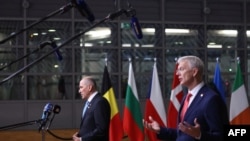 سلووینیا کے وزیر اعظم جینز جانسا اور لٹویا کے وزیر اعظم آرٹرس کریسجنیس کارنس (فوٹو اے ایف پی)