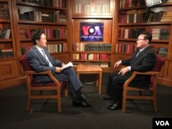FILE - A senior North Korean defector Ri Jong Ho, who worked for the North Korean government for about 30 years, speaks with VOA Korean Service’s Baik Sungwon.