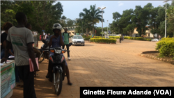 Dans les rues de Cotonou, Bénin, le 16 octobre 2016. (VOA/Ginette Fleure Adande)