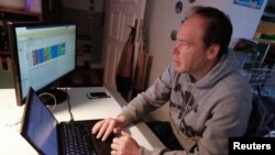 На фото: чоловік дистанійно працює у Німеччині