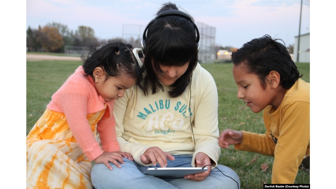 Ojibwe children using new Ojibway language app to learn their ancestral language.