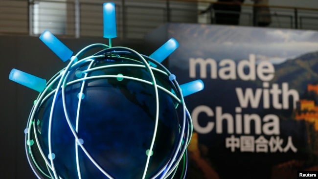 德国汉诺威，IBM展台上，“中国制造”的口号出现在一个旋转的地球仪旁。