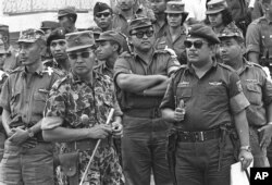 Mayjen TNI Suharto, kiri ke-2 dengan kacamata hitam, pada 6 Oktober 1965. (Foto: AP)