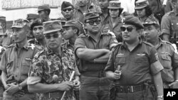 Ông Suharto, (thứ hai từ trái sang, đeo kính râm), trong tấm ảnh được chụp vào 6/10/1965.