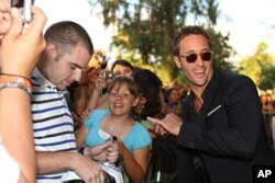 Star Alex O'Loughlin (right) celebrates the second season premiere of "Hawaii Five-0" with fans in Honolulu on Sept. 10.