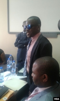 UMnu. Abraham Mateta ogqoke amangilazi ngomunye wabagogekileyo.