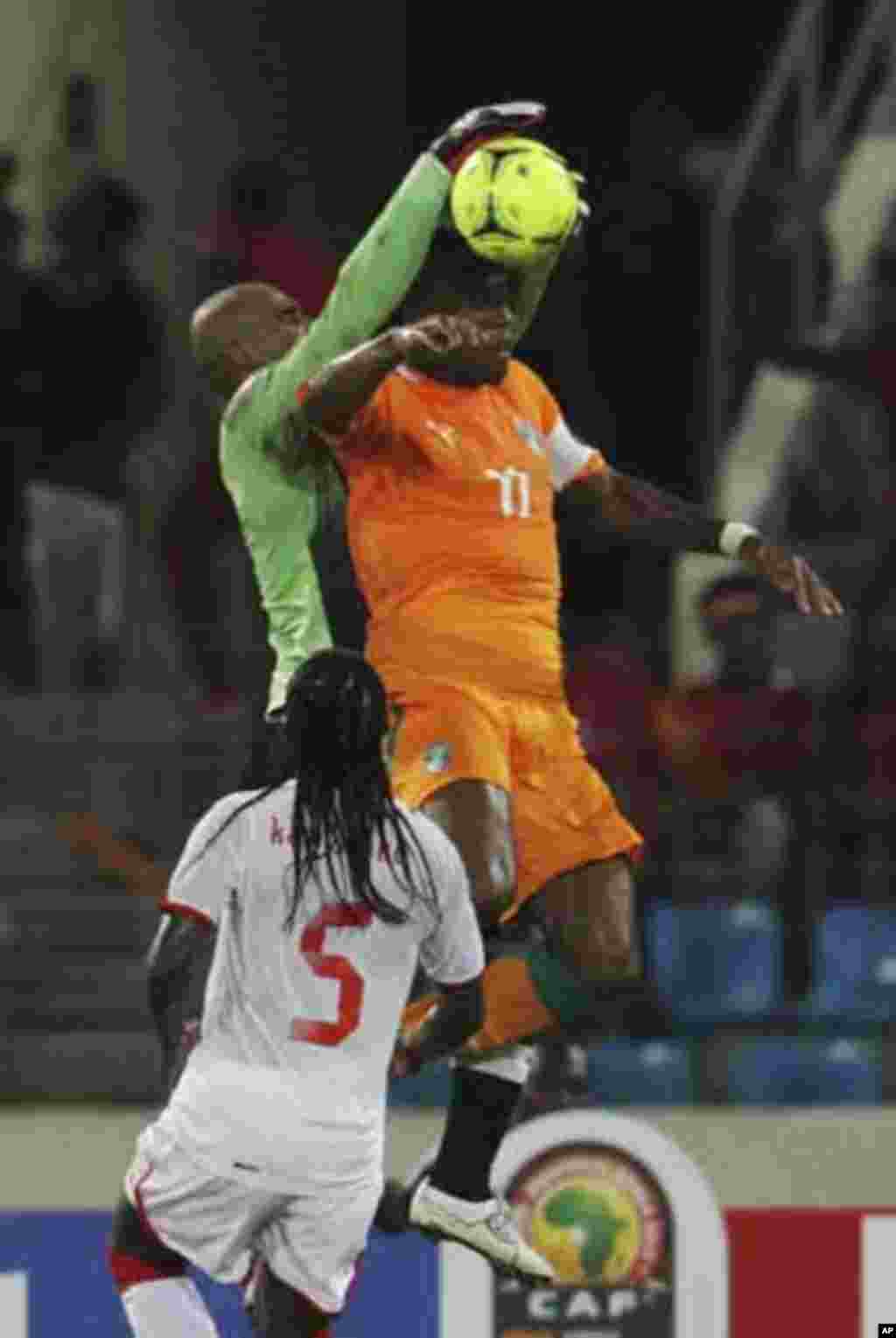 Didier Drogba (R) of Ivory Coast fights for the ball with Danilo of Equatorial Guinea (L) during their quarter-final match at the African Nations Cup soccer tournament in Malabo February 4, 2012