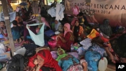 Earthquake survivors rest at a temporary shelter in Pidie Jaya, Aceh province, Indonesia, Dec. 8, 2016. Last Wednesday’s quake forced the closure of dozens of schools in the province. Some 30,000 children and young people among those reportedly affected.