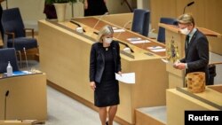 La primera ministra sueca, Magdalena Andersson, y el portavoz del Partido Verde, Per Bolund, participan en un debate en el Parlamento sueco, el Riksdagen, en Estocolmo, el 12 de enero de 2022.
