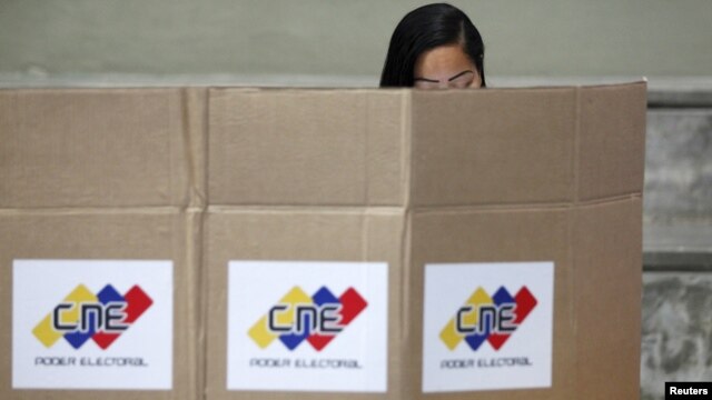 Una ciudadana emite su voto en Caracas.