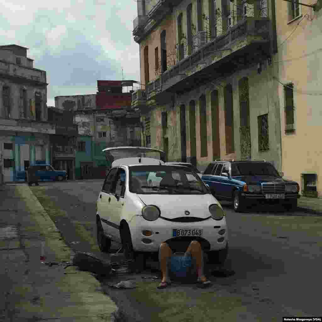 A common problem, and a familiar sight, in Cuba.
