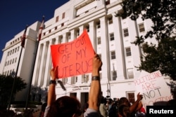 14일 미국 앨라배마 주 의회 앞에서 낙태 권리 지지자들이 시위하고 있다.
