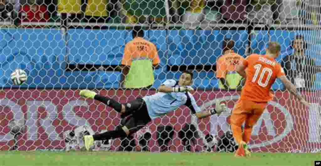 Netherlands' Wesley Sneijder (10) scores in a penalty shoot out during the World Cup quarterfinal soccer match between the Netherlands and Costa Rica at the Arena Fonte Nova in Salvador, Brazil, Saturday, July 5, 2014. The Netherlands won 4-3 0n penalties