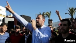 Nasser Zefzafi, leader de la contestation populaire dans la région du Rif, dans le nord du Maroc, harangue la foule à Al-Hoceima, Maroc, 18 mai 2017.
