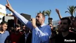 Nasser Zefzafi, leader de la contestation populaire dans la région du Rif, dans le nord du Maroc, harangue la foule à Al-Hoceima, Maroc, 18 mai 2017.