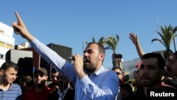 Nasser Zefzafi, leader de la contestation populaire dans la région du Rif, dans le nord du Maroc, harangue la foule à Al-Hoceima, Maroc, 18 mai 2017.