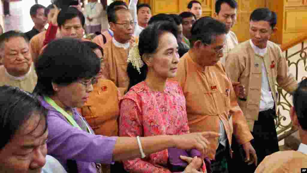 Shugabar jam'iyyar rajin kare mulkin dimokaradiyya, Aung San Suu Kyi, a wajen taron farko na 'yan majalissar kasar a birnin Naypyidaw, Myanmar. 