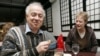 来自加州比佛利山庄的戴维•加德纳和妻子莫琳圣诞节在纽约一家符合犹太洁食的中餐馆“一等锅”（Edsen Wok）用餐。（资料照）