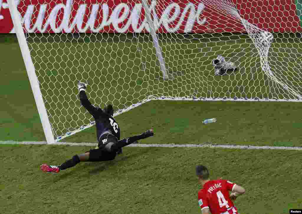 O guarda-redes camaronês Charles Itandje (à esquerda) não consegue evitar o terceiro golo da Croácia no jogo da fase de grupos na Arena Amazónia, em Manaus, Junho 18, 2014. REUTERS/Andres Stapff