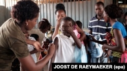 지난 2월 앙골라 루안다의 한 시장에서 황열병 예방접종을 하고 있다. (자료사진)