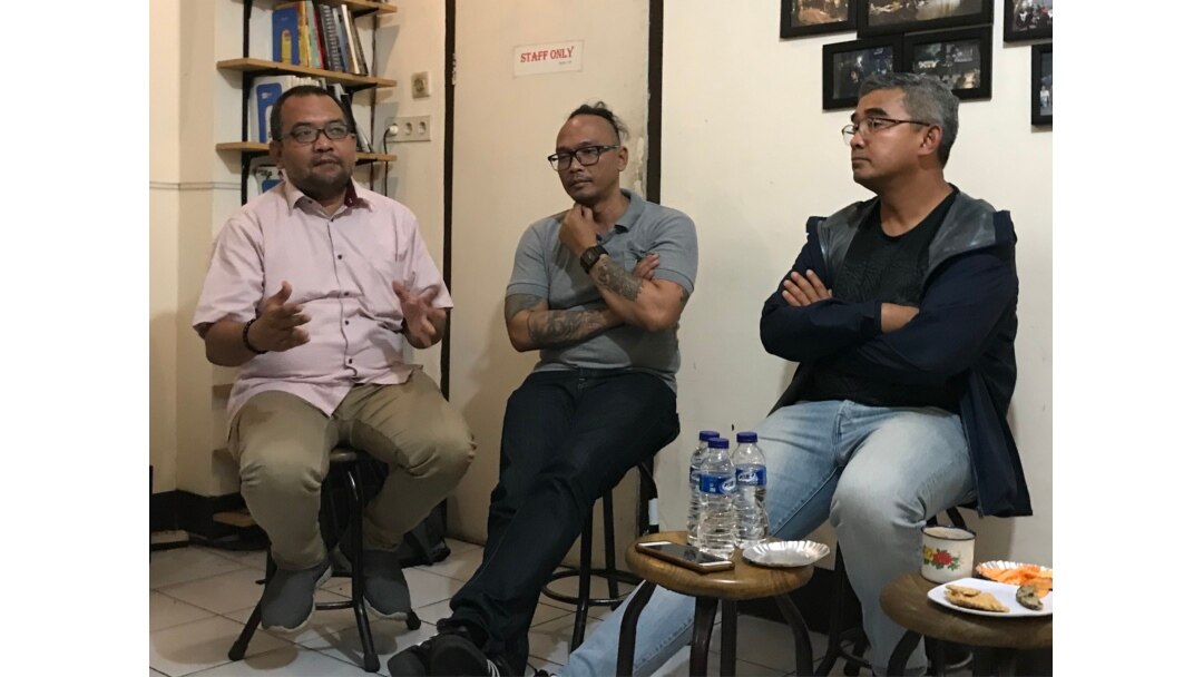 Kiri ke kanan: Direktur ICJR Anggara Suwahju, Aktivis Rumah Cemara Ardhany Suryadarma, dan Anggota DPR RI Muhammad Farhan, dalam diskusi mengenai narkotika di Bandung, Jumat, 27 Desember 2019. (VOA/Rio Tuasikal)