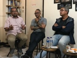 Kiri ke kanan: Direktur ICJR Anggara Suwahju, Aktivis Rumah Cemara Ardhany Suryadarma, dan Anggota DPR RI Muhammad Farhan, dalam diskusi mengenai narkotika di Bandung, Jumat, 27 Desember 2019. (VOA/Rio Tuasikal)