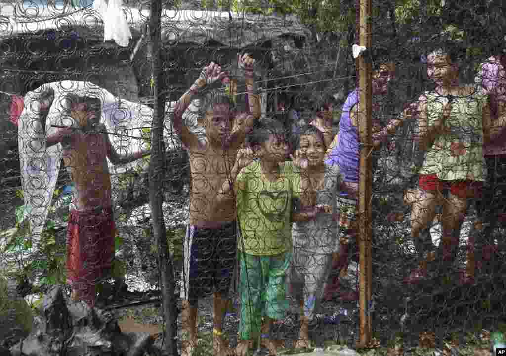 Maniladan şimalda yerləşən Quezon şəhərində uşaqlar həbs olunan narkotika qaçaqmalçılarına (fotoya düşməyiblər) baxır.&nbsp; Filippin prezidenti Rodriqo Dutertenin təşəbbüsü ilə &quot;Narkomaniyaya Qarşı Müharibə&quot; kampaniyası çərçivəsində keçirilən əməliyyatda iki nəfər öldürülmüş, 90 adam həbs olunmuşdur.