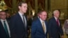 از راست: مایک پنس معاون رییس جمهوری آمریکا، میک مولوینی رییس دفتر بعدی کاخ سفید، و جرد کوشنر دستیار ارشد رییس جمهوری آمریکا در حال ترک کنگره