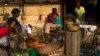 Des vendeurs au marché central du centre-ville de Bujumbura le 24 juillet 2015.