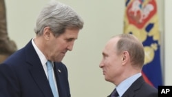 John Kerry et Vladimir Poutine au Kremlin, à Moscou, le 15 décembre 2015. 