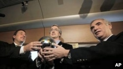 Achim Steiner (l) director of the U.N. environment program, WWF Director Jim Leape and International Railroad Union director Jean-Pierre Loubinoux, right hold the people's orb aboard the Climate Express (File Photo)