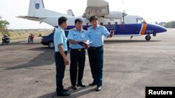Hình minh họa - Phó tham mưu Quân chủng phòng không Đỗ Đức Minh (phải) đứng trước máy bay tìm kiếm cứu hộ CASA 212 trong cuộc tìm kiếm chiếc máy bay Malaysia Airlines MH370 bị mất tích năm 2014. Chiếc máy bay CASA-212 vừa bị rơi thuộc về lực lượng cứu hộ cứu nạn quốc gia Việt Nam. 