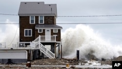 Una casa en Marshfield, Massachusetts parece no poder resistir la fuerte marejada.