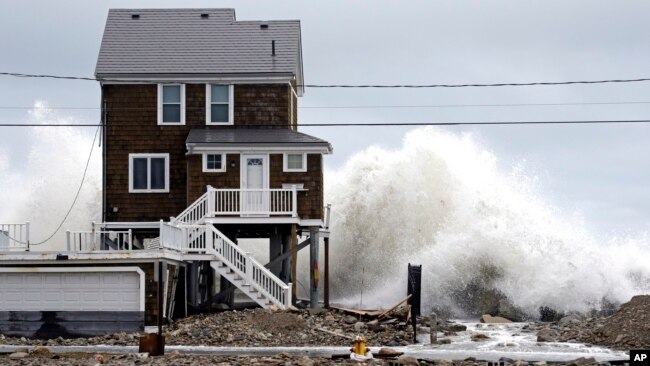 Una casa en Marshfield, Massachusetts parece no poder resistir la fuerte marejada.