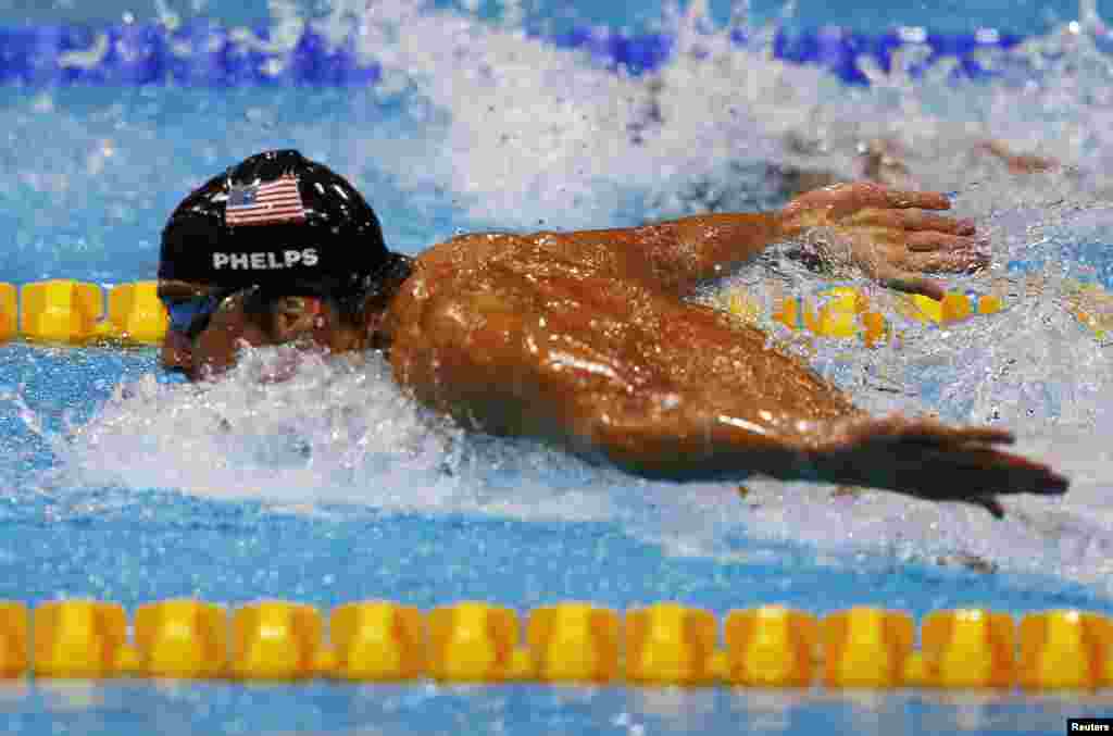 Michael Phelps of the U.S. swims the butterfly leg of the men's 4x100m medley relay final during the London 2012 Olympic Games at the Aquatics Centre August 4, 2012. 