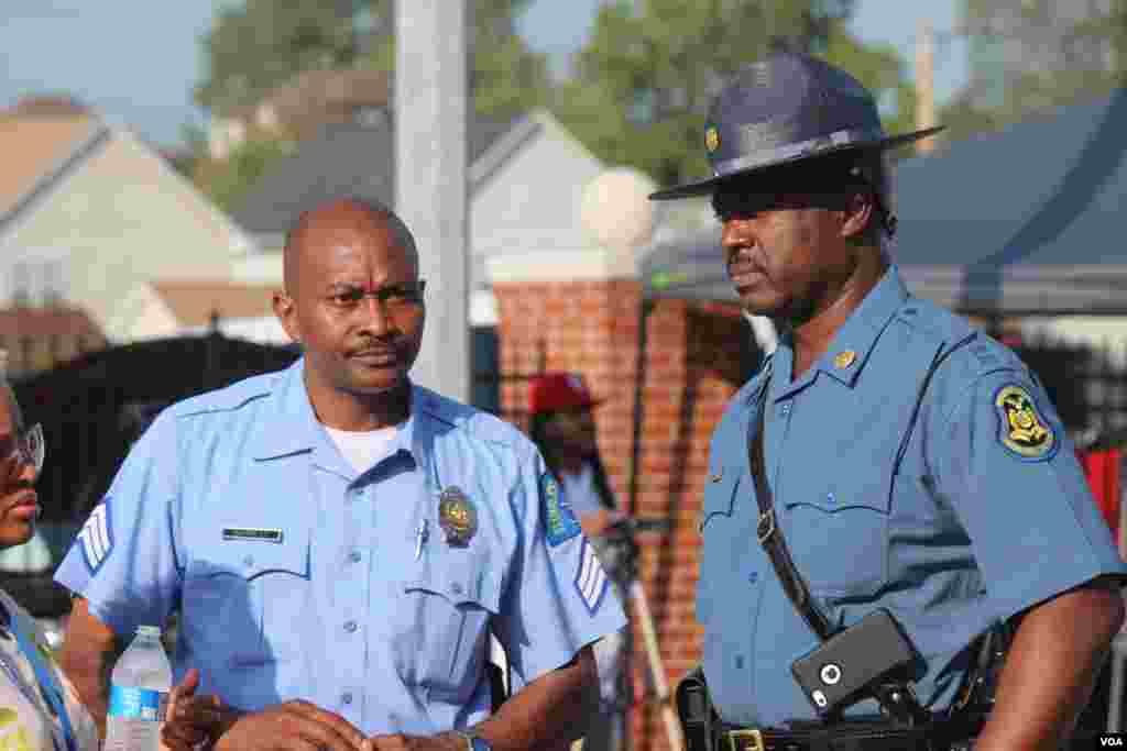 El capitan Ron Johnson, de la Patrulla de Caminos de Missouri y principal responsable de la seguridad en Ferguson durante las intensas protestas, también cercioro que todo se diera sin imprevistos fuera de la iglesia. [Foto: Alberto Pimienta, VOA]