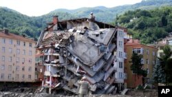 Gedung yang ambruk di Bozkurt, provinsi Kastamonu, Turki, 14 Agustus 2021. (AP)