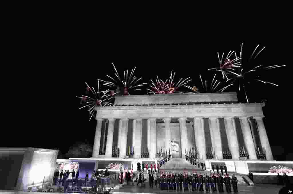 ការ​បាញ់​កាំជ្រួយ​នៅ​ក្នុង​កម្មវិធី​តន្ត្រី​មុន​ការ​ស្បច​ចូល​កាន់​តំណែង &ldquo;Make America Great Again! Welcome Celebration&rdquo; នៅ​បូជនីយដ្ឋាន Lincoln Memorial នៅ​រដ្ឋធានី​វ៉ាស៊ីនតោន កាលពី​ថ្ងៃទី១៩ ខែមករា ឆ្នាំ២០១៧។