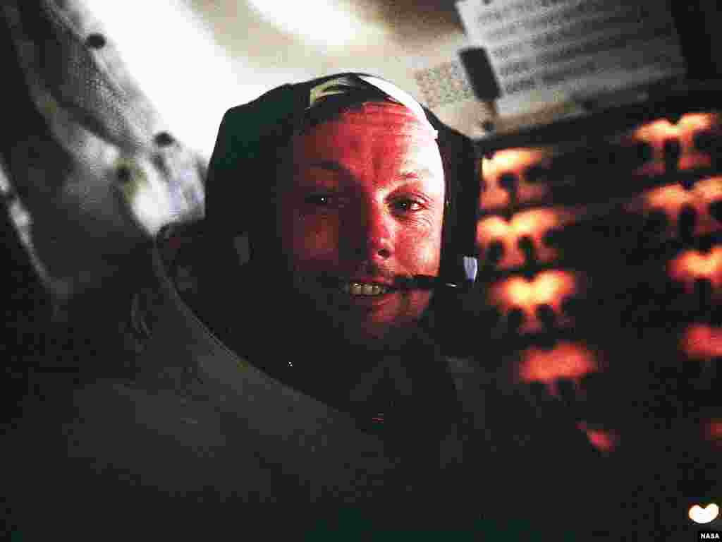 Neil Armstrong, no módulo lunar, momentos após este se des desligado da nave Apollo 11 e pousado na Lua