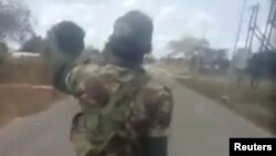 Des extraits de la vidéo qui montre des militaires tués une femme nue, le 14 septembre 2020. (Reuters)