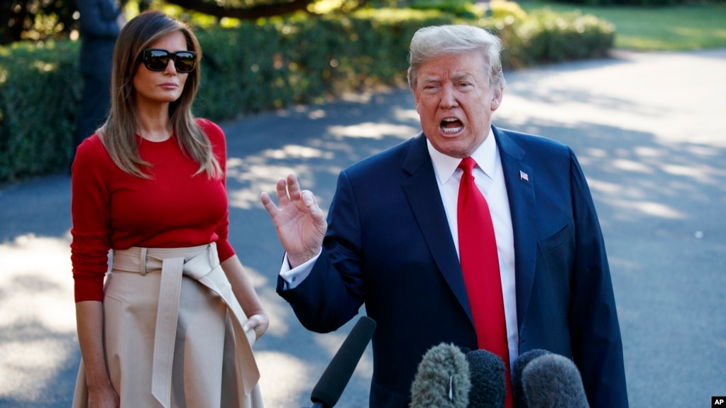El presidente Donald Trump habló con periodistas el martes, 10 de julio de 2018, antes de abordar el helicóptero presidencial Marine One junto con la primera Dama Melania Trump, en la Casa Blanca, en camino a Bélgica, para una Cumbre de la OTAN.